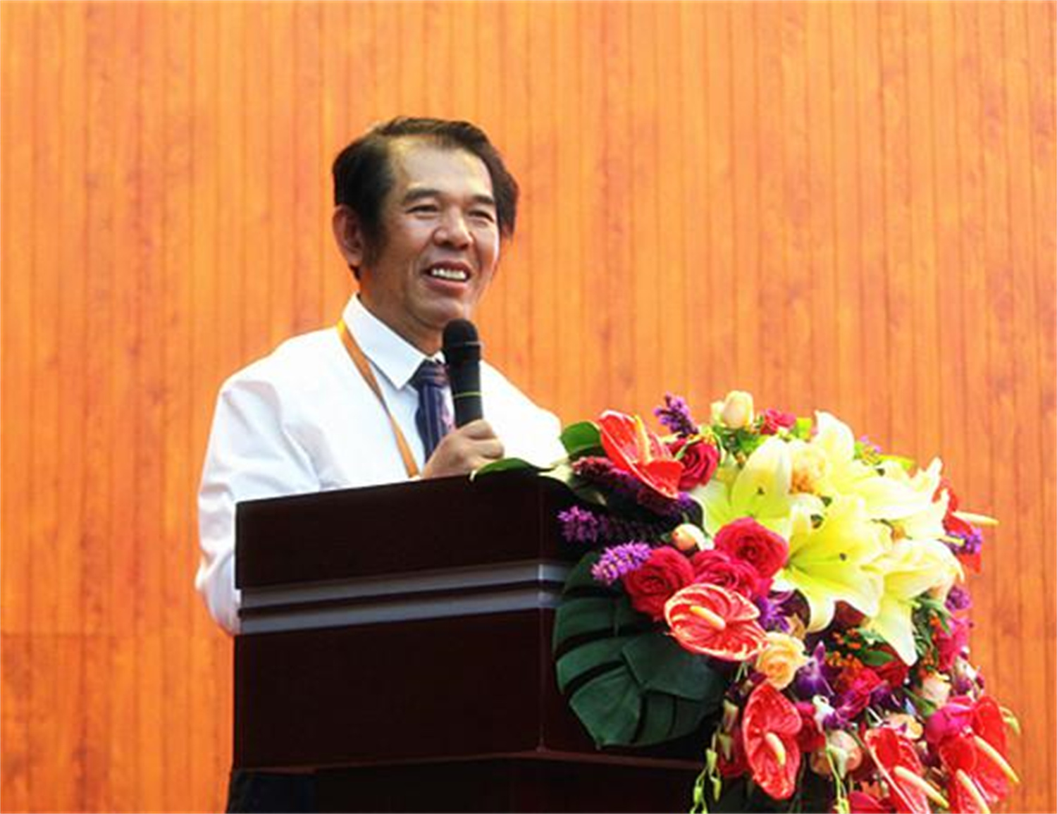 我做為爸媽在線的一個兒子，我愿為她的贏局無限而努力！