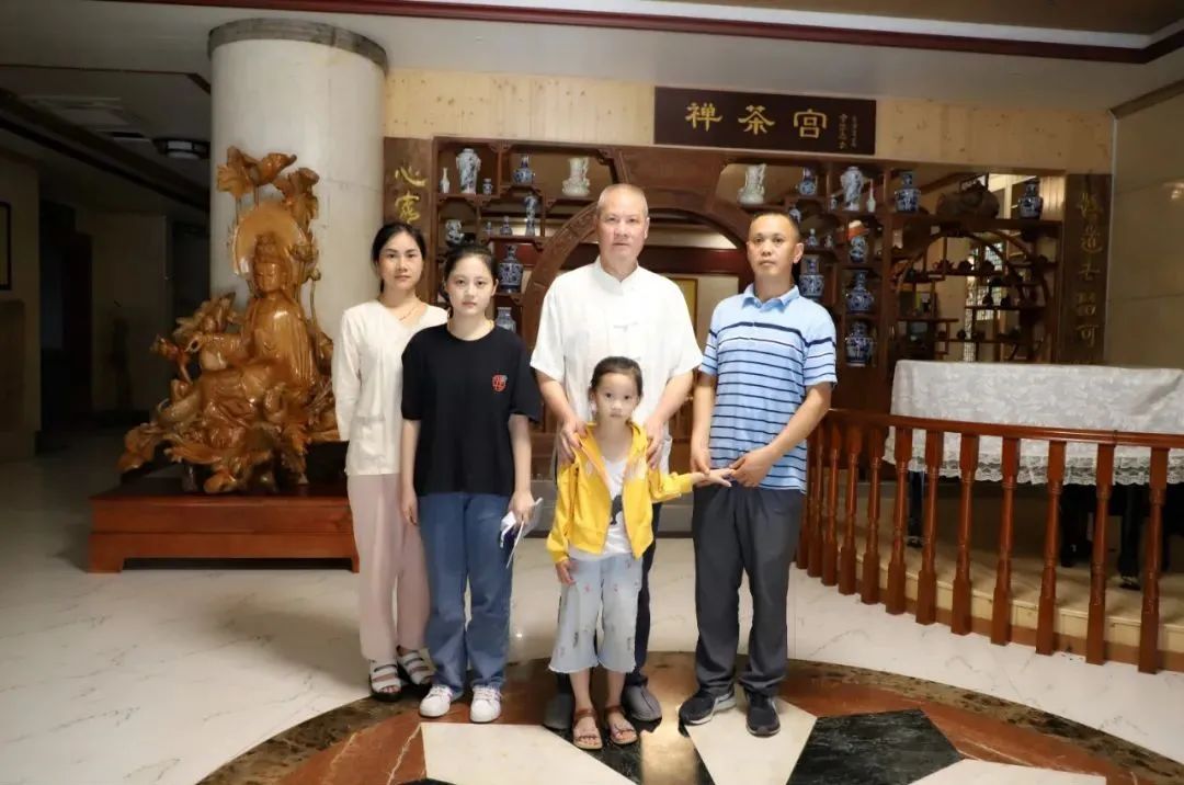 我們是父母實現心愿、寄托希望的神燈嗎？